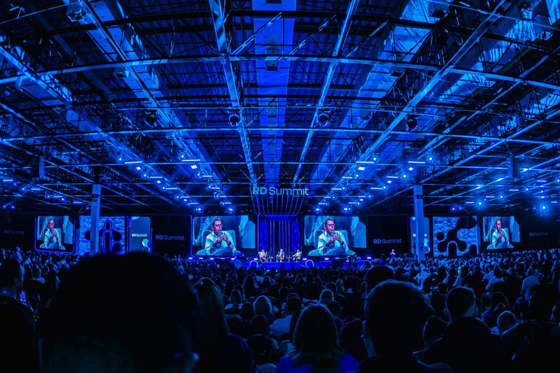 Público lota os palcos do RD Summit em São Paulo, em um dia repleto de debates sobre inteligência artificial, influência e futuro do marketing