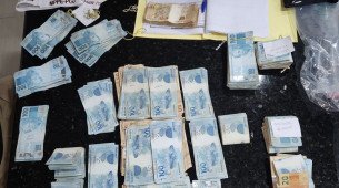 Durante o cumprimento dos mandados, foram apreendidos dinheiro, documentos e equipamentos eletrônicos