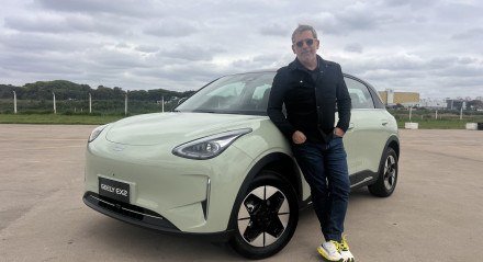 Chinesa Geely lança estiloso carro elétrico no Brasil por R$ 119 mil pra tirar sono de BYD. Veja o vídeo
