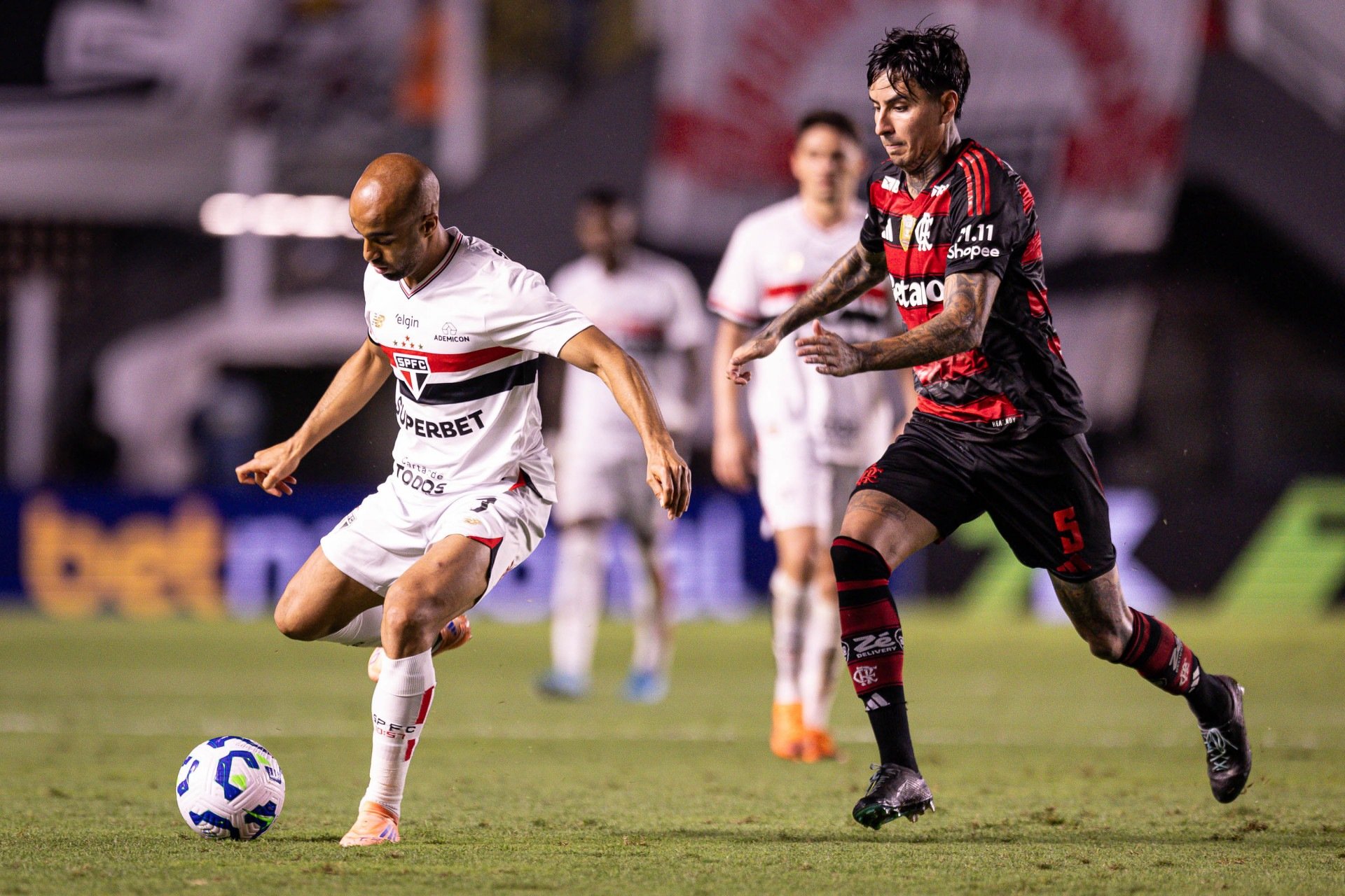 Flamengo empata com São Paulo e perde chance de ultrapassar Palmeiras na briga pelo título
