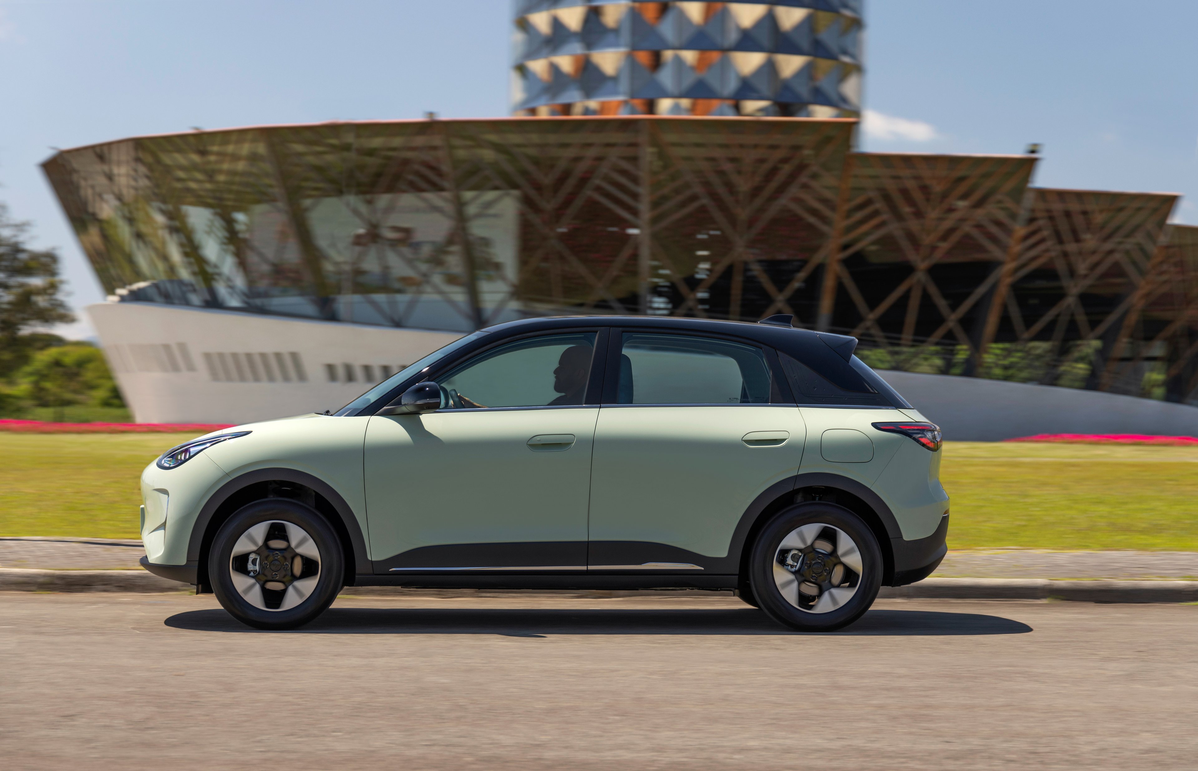 Chinesa Geely lança estiloso carro elétrico no Brasil para tirar sono de BYD