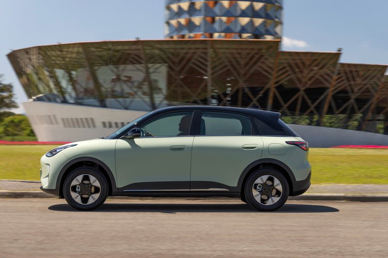 O Geely EX2 promete autonomia de 289 km, segundo o Inmetro