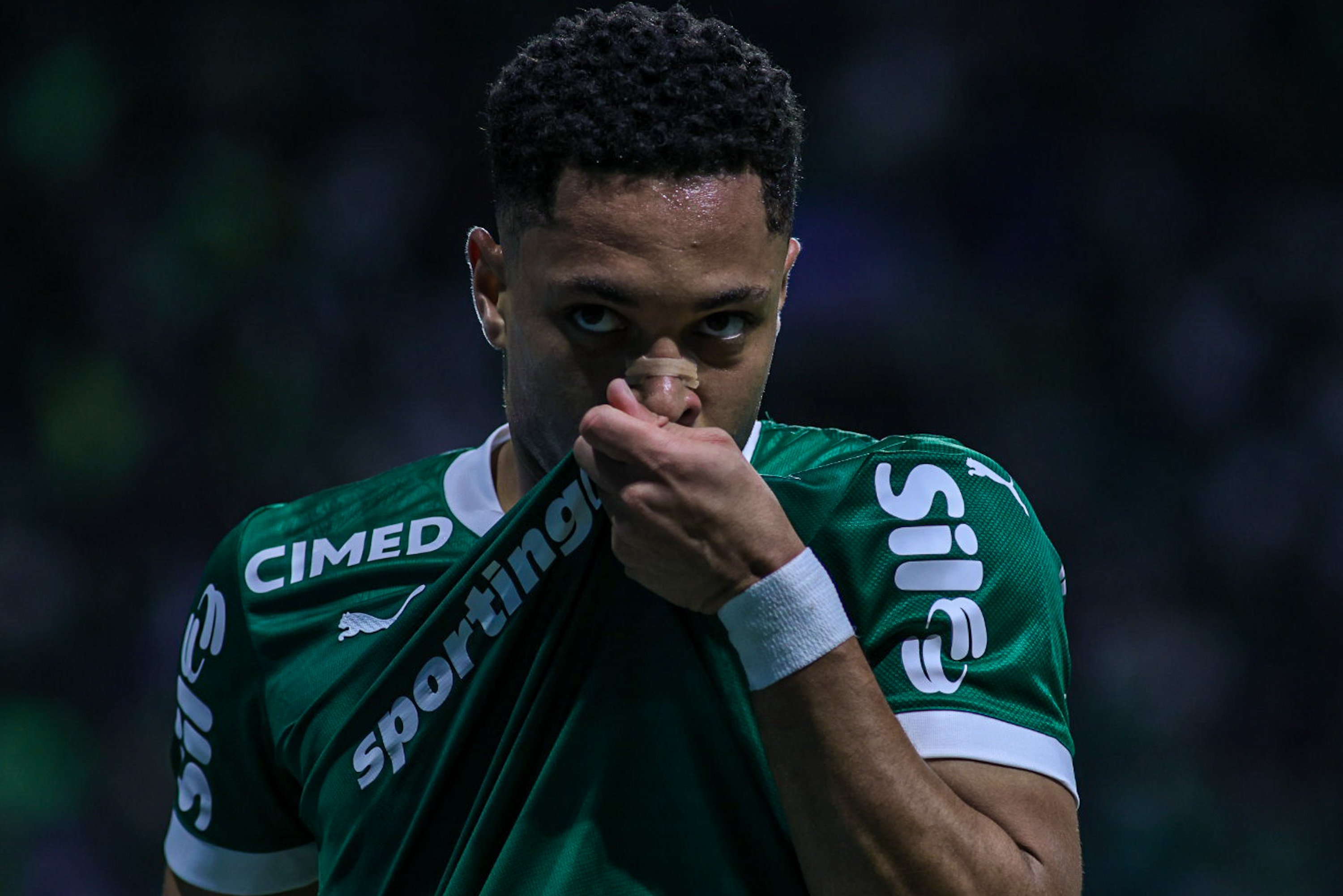 Com dois gols de Vitor Roque, Palmeira vence clássico contra Santos e abre vantagem sobre Flamengo