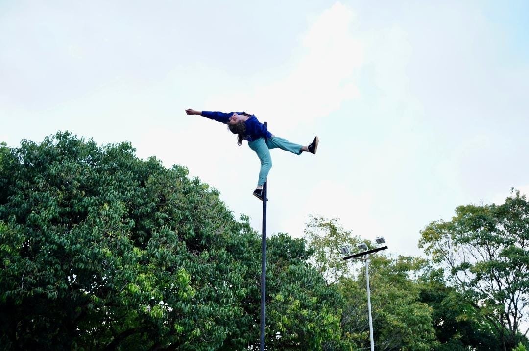 Percha gigante toma as ladeiras de Olinda em espetáculo do Festival de Circo do Brasil