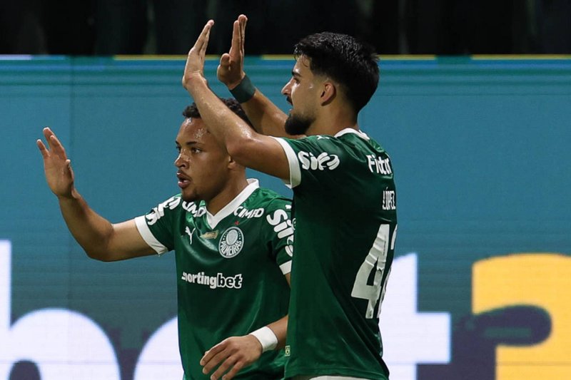 Flaco López celebra gol de Vitor Roque pelo Palmeiras