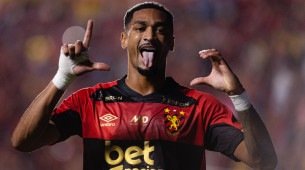 Derik Lacerda celebra gol pelo Sport na Série A 2025