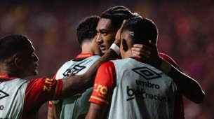 Derik Lacerda abraça companheiro do Sport após gol