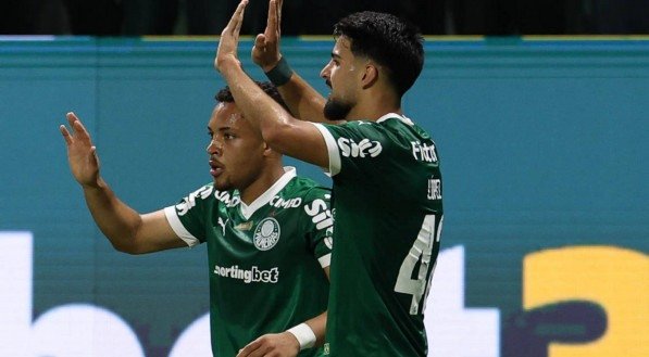 Flaco López celebra gol de Vitor Roque pelo Palmeiras