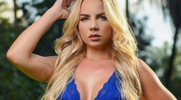 Musa do Cruzeiro Esporte Clube surge seminua no campo de futebol e agita torcedores