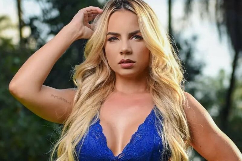 Musa do Cruzeiro Esporte Clube surge seminua no campo de futebol e agita torcedores