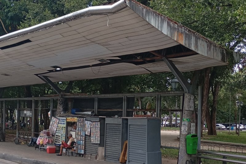 Ponto de ônibus sem manutenção