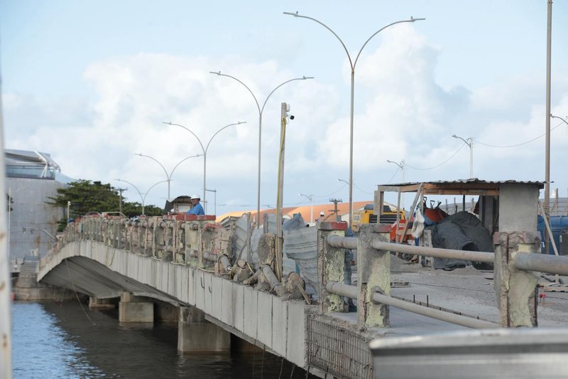 Obras da Ponte Giratória, na área central do Recife