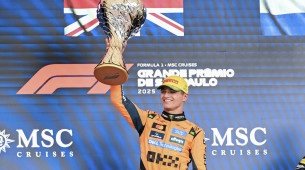 Lando Norris, da McLaren, no pódio após o Grande Prêmio do Brasil de Formula 1 no Autódromo José Carlos Pace