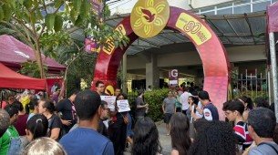 Movimentação em frente a Universidade Católica de Pernambuco (Unicap) no primeiro dia do Enem 2025