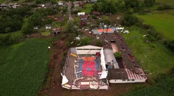 Tornados atingem Santa Catarina, que têm apagão e casas destelhadas