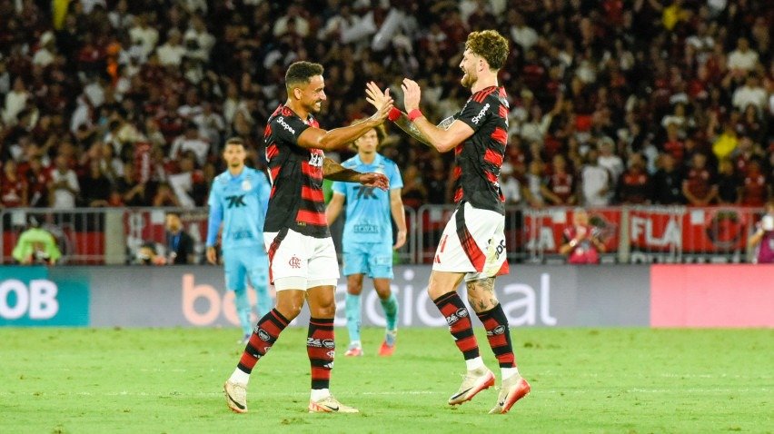 Jogador Leo Pereira, do Flamengo, comemora gol na partida contra o Santos