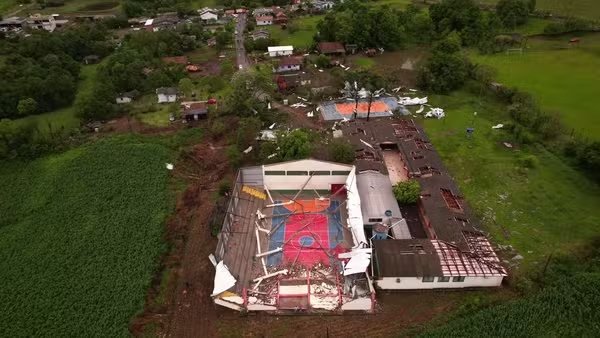 Tornados atingem Santa Catarina, que têm apagão e casas destelhadas