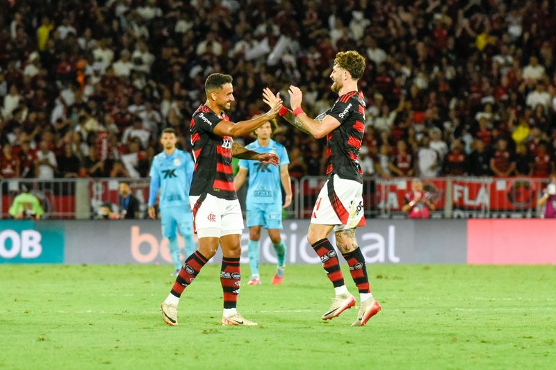 Jogador Leo Pereira, do Flamengo, comemora gol na partida contra o Santos