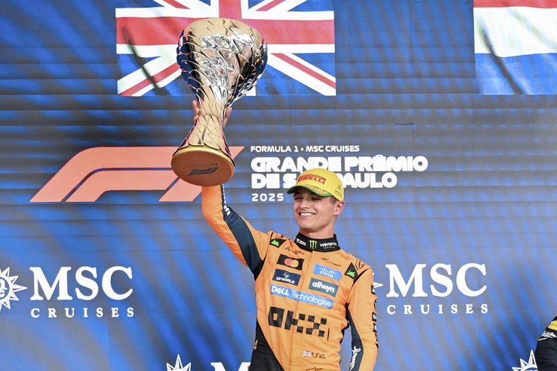 Lando Norris, da McLaren, no pódio após o Grande Prêmio do Brasil de Formula 1 no Autódromo José Carlos Pace