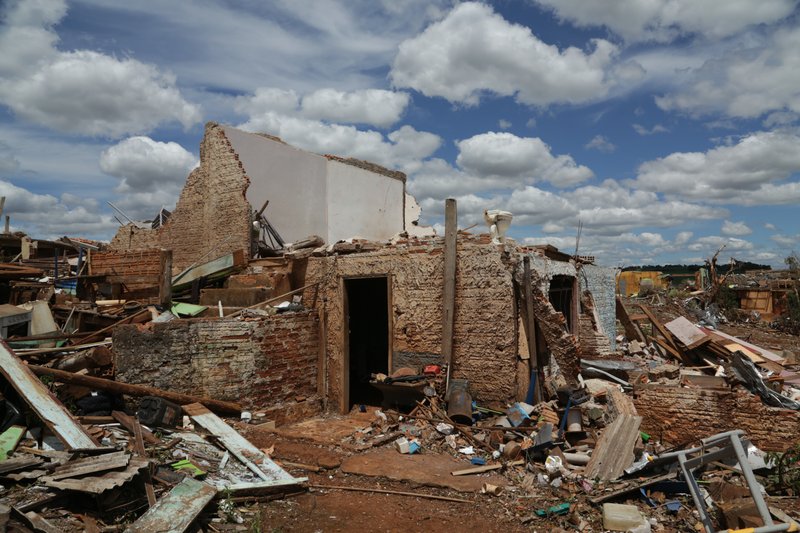 Vista da destruição provocada pela passagem de um tornado de nível F3 no município de Rio Bonito do Iguaçu (PR)