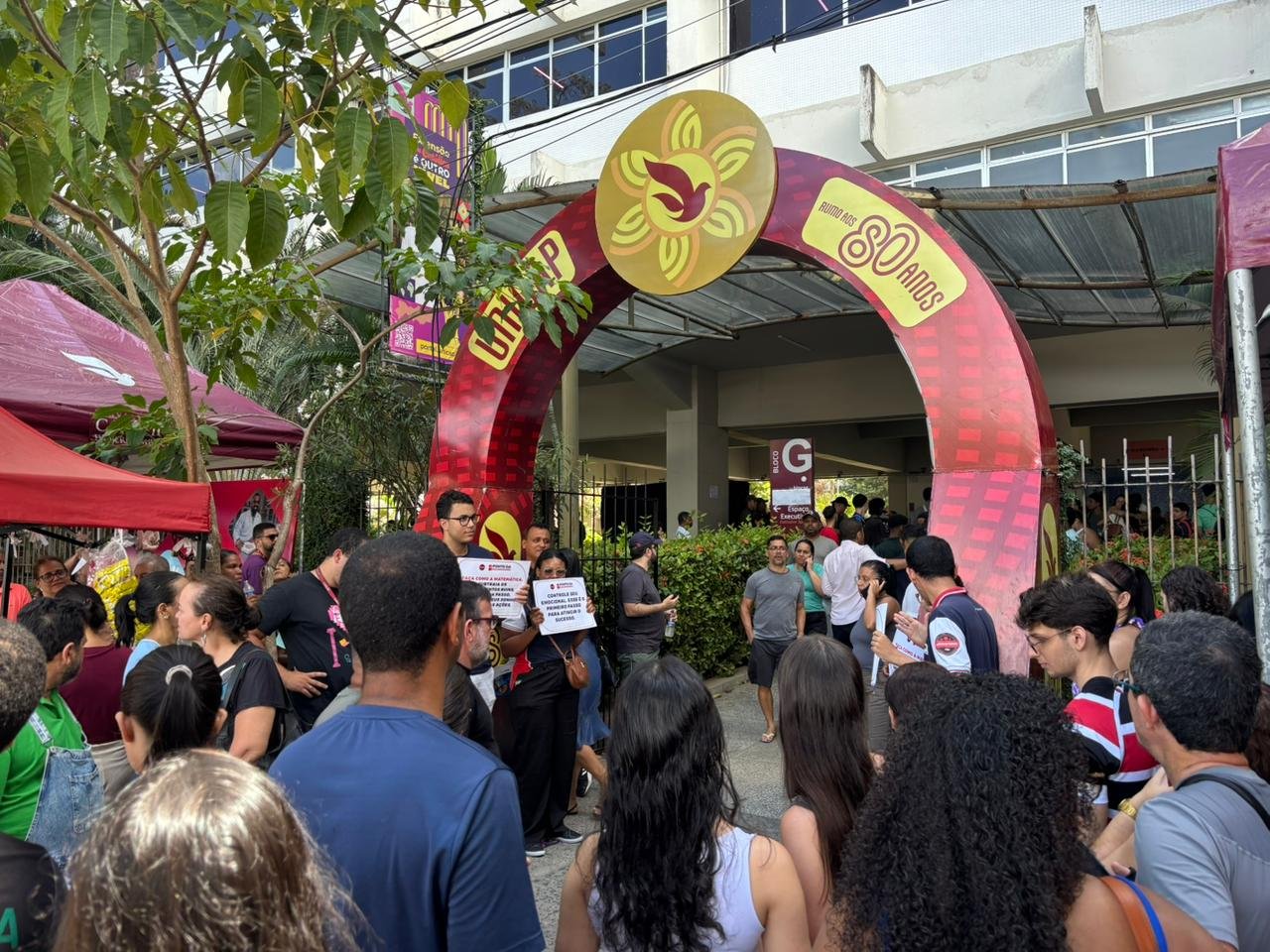 Enem 2025: ansiedade e esperança marcam início das provas neste domingo (9); portões foram fechados pontualmente às 13h