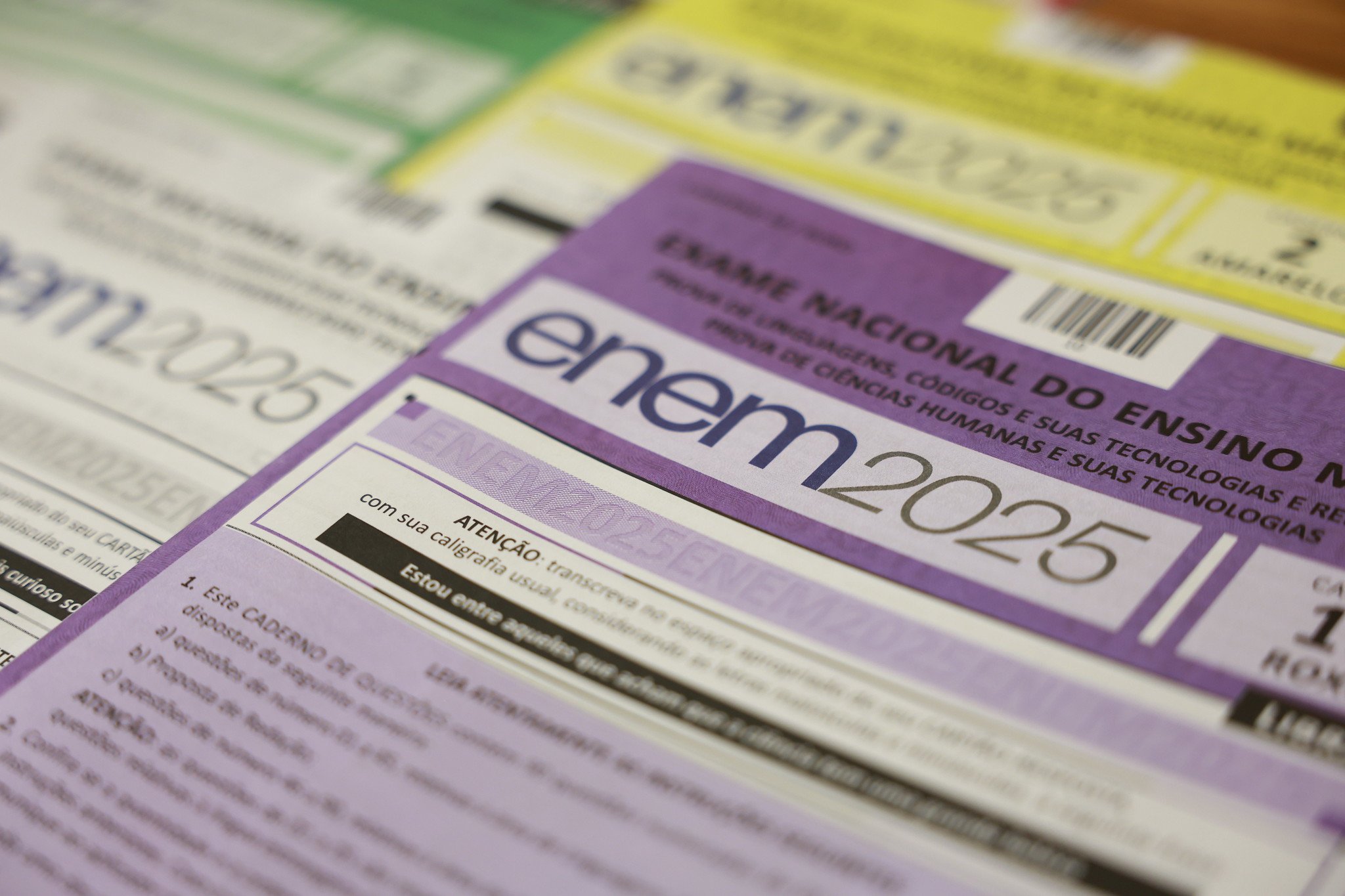 Estudantes cobram posição do MEC e Inep após comparação entre questões divulgadas antes da prova e itens oficiais do Enem 2025