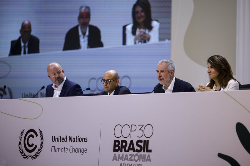 Embaixador André Corrêa do Lago, presidente da COP30 e a diretora executiva da COP30, Ana Toni, participam de uma entrevista coletiva na 30ª Conferência das Partes (COP30)