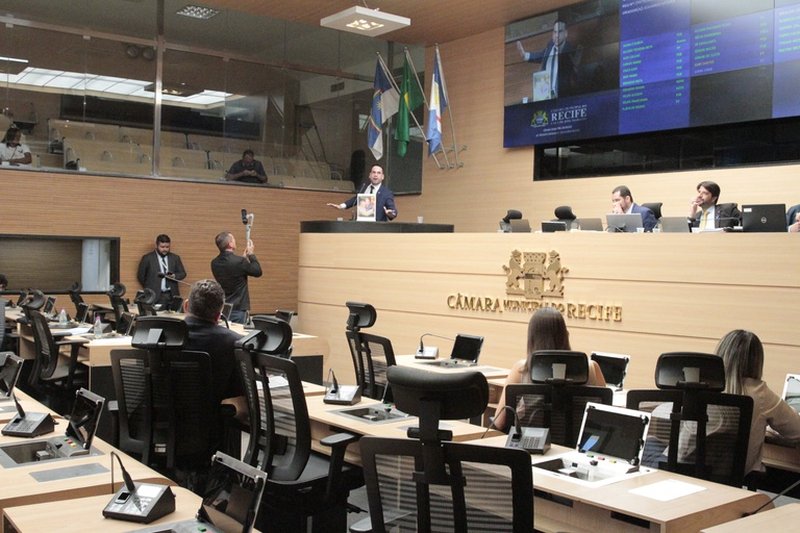 A negociação, vencida pelo Itaú Unibanco, gerou críticas da oposição e forte defesa da base governista