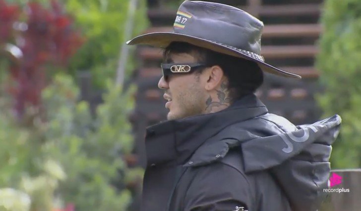 A Fazenda 17: Carol Lekker e Wallas Arrais voltam a discutir