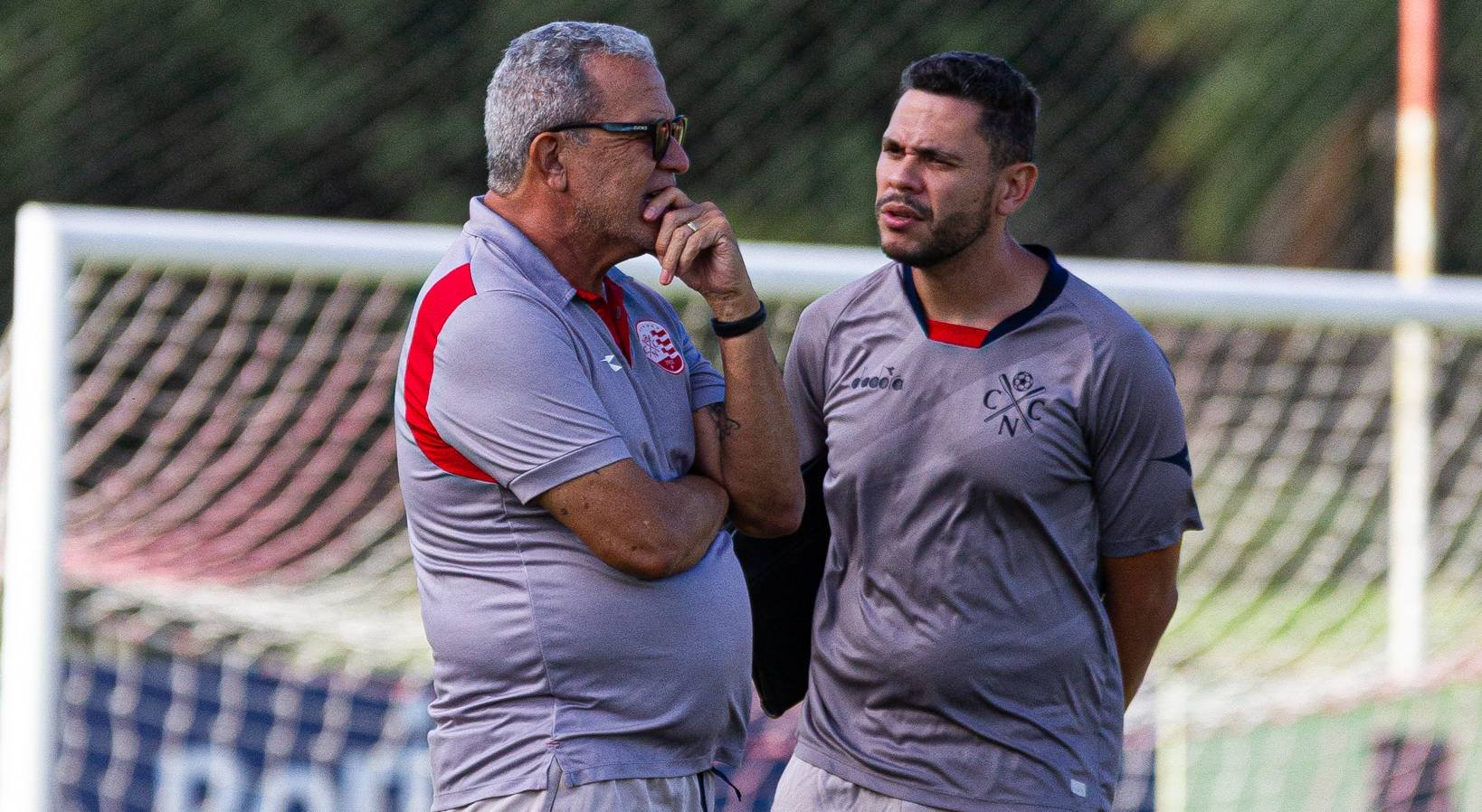 Bastidores da renovação de Hélio com Náutico: dois técnicos, vínculo com Becker e investimento