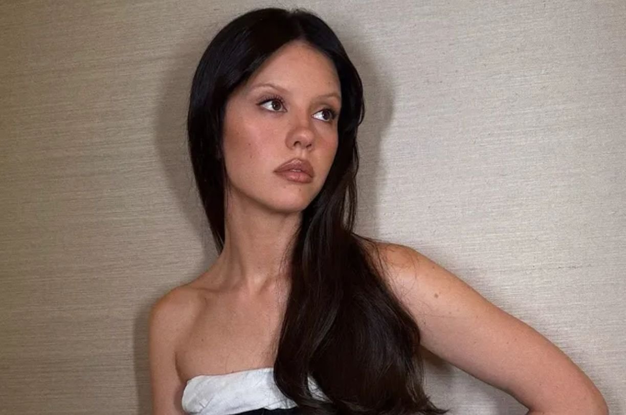 Mia Goth volta a falar da avó brasileira, Maria Gladys, e relembra infância no Brasil