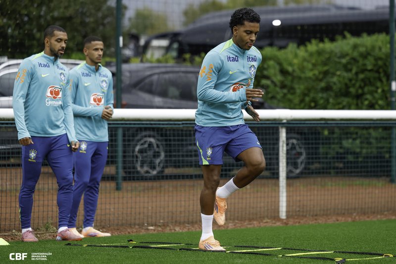 Seleção brasileira realiza primeiro treino para amistosos na Europa
