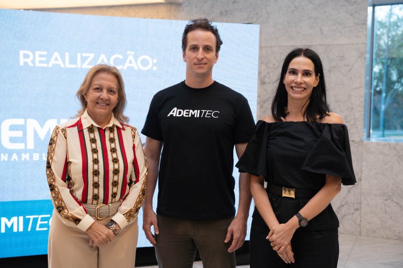 Betinha Nascimento (Vice-presidente do Sinduscon-PE), Rafael Simões (Presidente da Ademi-PE), e Simone Nunes (Secretária de Desenvolvimento Urbano e Habitação de Pernambuco), abrem a 2º edição do Ademitec