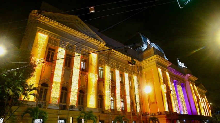 A iluminação especial está proporcionando ainda mais beleza ao Palácio da Justiça, prédio tombado pela Fundarpe e pelo Iphan