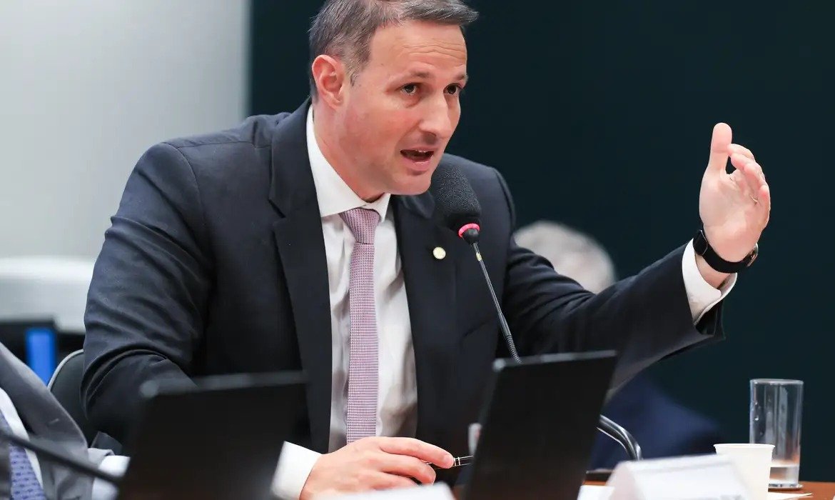 Derrite altera relatório, retira mudanças na lei antiterrorismo e pontos polêmicos sobre PF