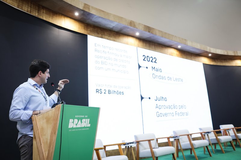 O prefeito João Campos durante o painel "Financiamento Climático para Cidades Resilientes", na COP30, em Belém