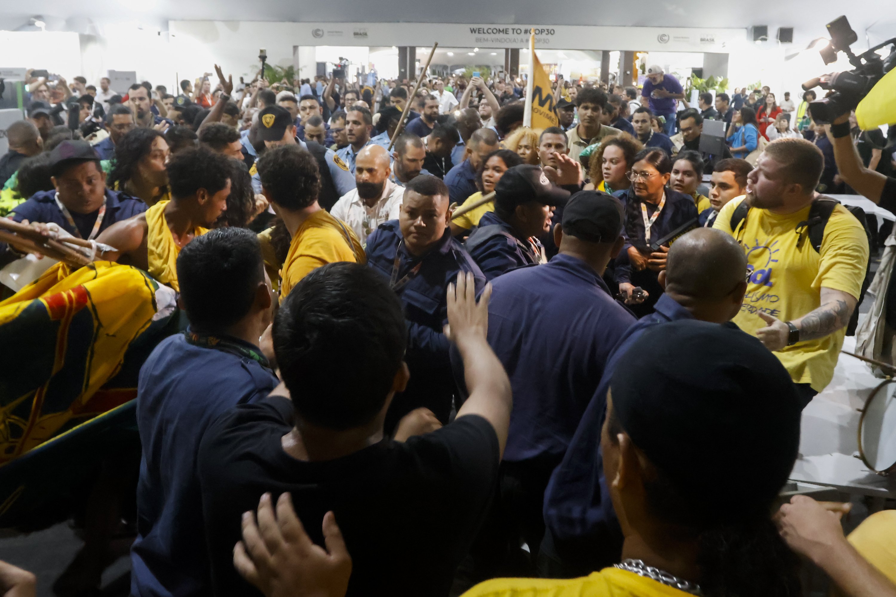 Indígenas protestam na COP30 contra a ‘Ferrogrão’; ferrovia é vista como esperança do agro