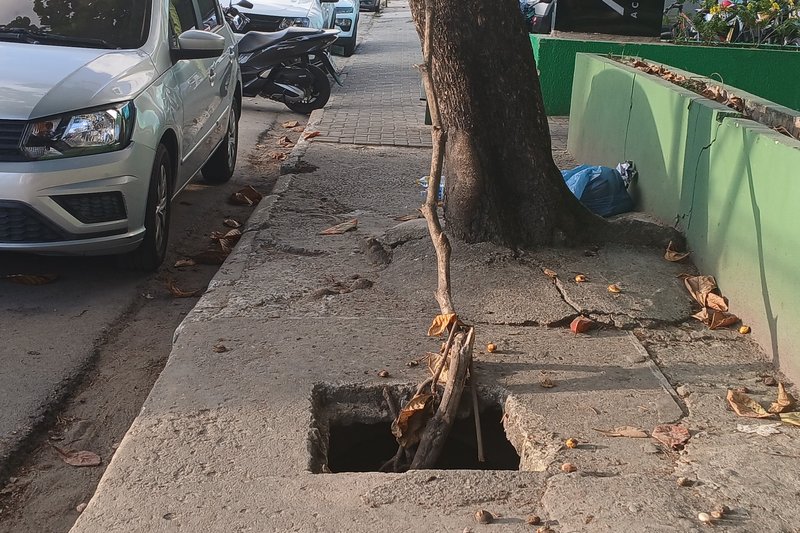 Galeria de água pluvial sem tampa coloca pedestres em risco em Jaboatão