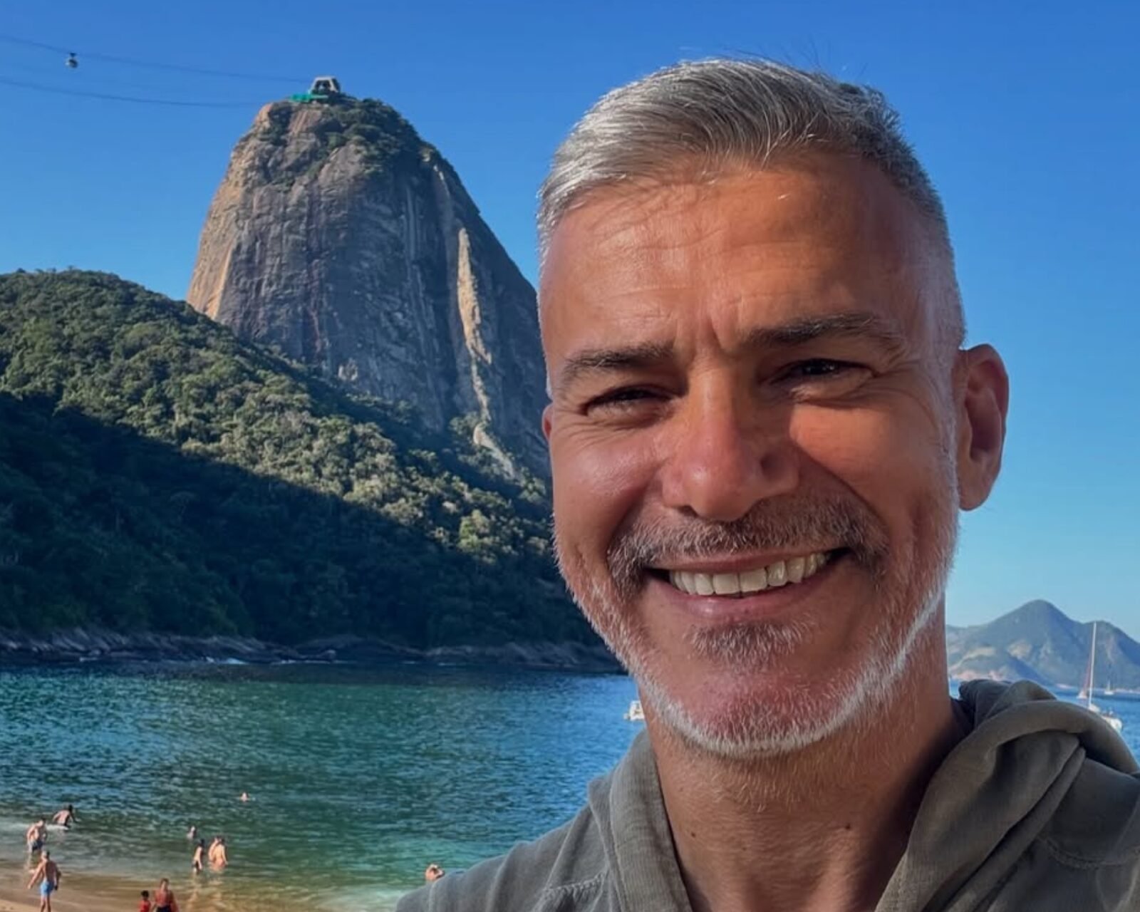 Muso nos anos 90, Leonardo Vieira surge de sunga e famosos reagem