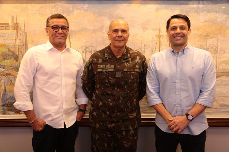 O general Maurílio Ribeiro, que foi recebido no Sistema Jornal do Commercio pelo diretor de jornalismo Laurindo Ferreira e o superintendente Vladimir Melo
