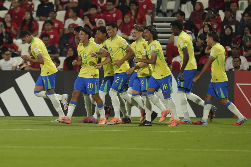 Imagem da seleção brasileira sub-17 enfrentando a Indonésia na Copa do Mundo 2025