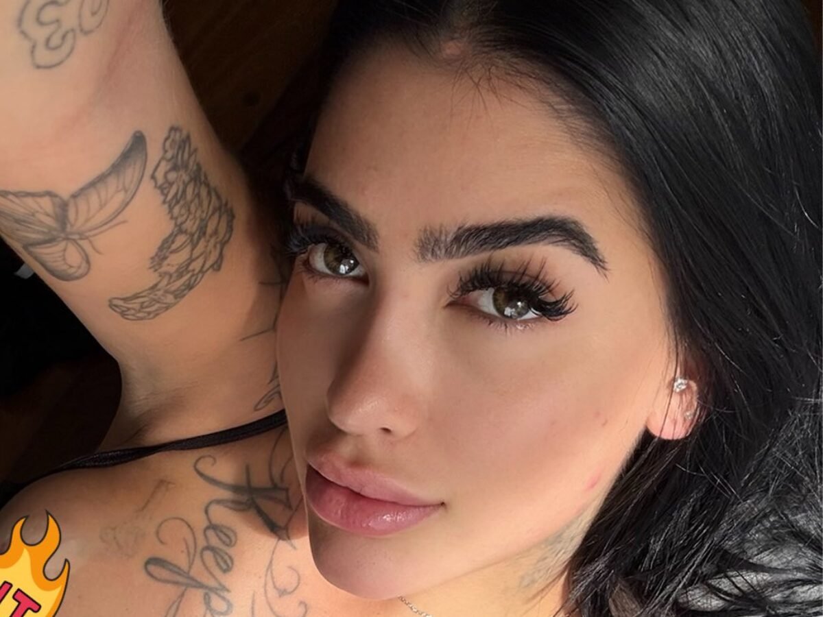 MC Mirella tira a roupa e fica nua no sofá enquanto grava conteúdo adulto