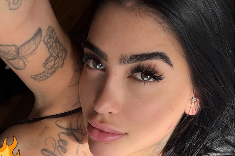 MC Mirella tira a roupa e fica nua no sofá enquanto grava conteúdo adulto