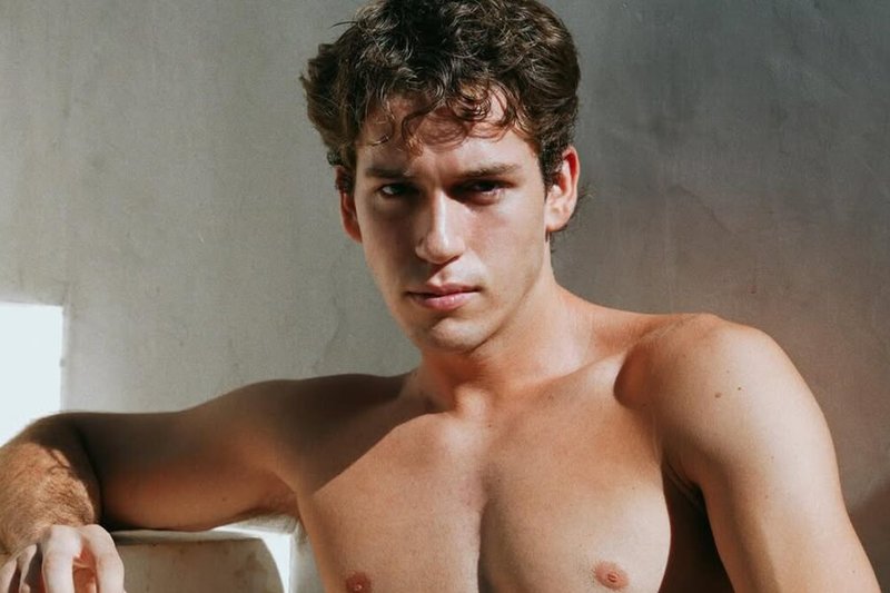 Pietro Antonelli, filho de Giovanna Antonelli e Murilo Benício, surge de cueca em fotos e recebe elogios