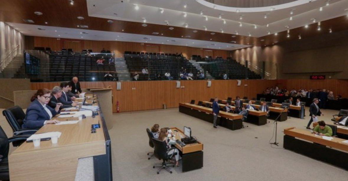 Deputada Débora Almeida acusa prefeito João Campos de "usar dinheiro dos professores para cobrir o rombo fiscal da Prefeitura"