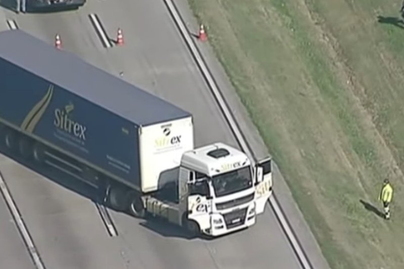 Foi determinada a interdição das pistas no trecho, como medida preventiva para garantir a segurança dos usuários e das equipes de atendimento