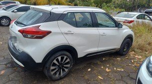 Faca que teria sido utilizada no crime foi encontrada dentro do carro roubado. Após a prisão, o suspeito foi encaminhado ao DHPP