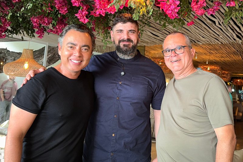 No restaurante  "Lotti" de Salvador, os empresários Múcio Dias e Luís Dória ladeando o chef italiano Daniel Buzzi