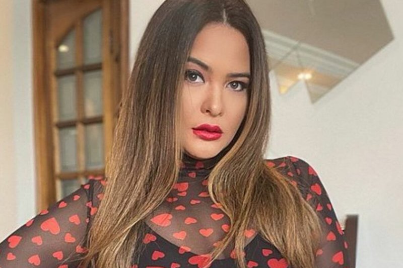 Geisy Arruda dá zoom em marquinha íntima e faz clima esquentar: “Musa bronzeada”