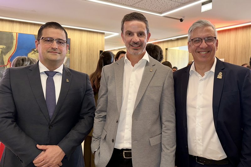 O CEO Vandinho Antônio, ladeado pelos diretores médicos do Hospital Português, Noel Loureiro e Pedro Casé, na inauguração do sofisticado Espaço Unique